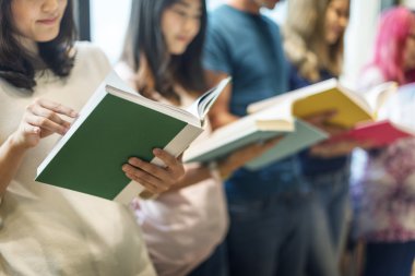 Öğrenciler kitap okuyor 