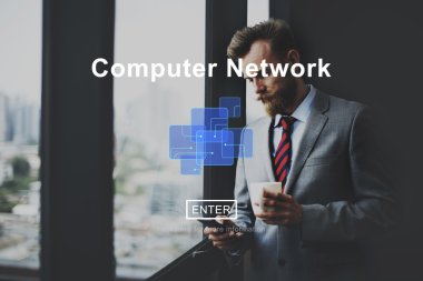 Telefonun ekranında arıyor işadamı