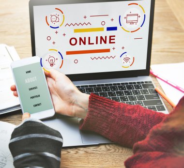 Cep telefonuna bakan insanlar 