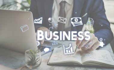 İşadamı dizüstü bilgisayarla çalışıyor