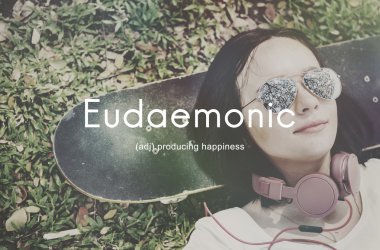 kaykay arka plan üzerinde yatan kız