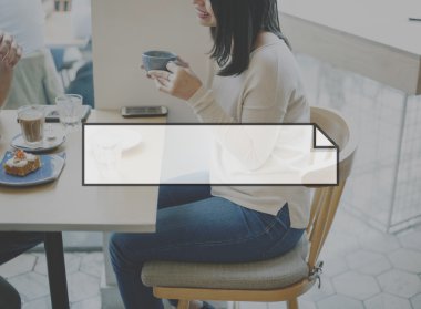 Kadın kahve içiyor.