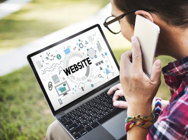 Dijital cihazlar kullanan adam