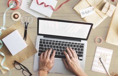 Dizüstü bilgisayarla çalışan kadın