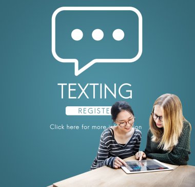 Öğrenci kızlar dijital tablet tarama