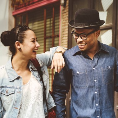 Çift açık havada sonra alışveriş gidiyor