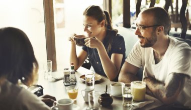 Arkadaşlar kahve içiyor.