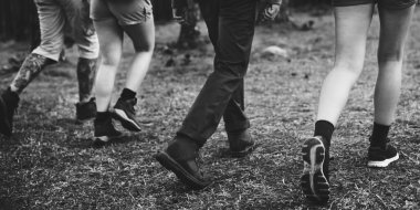 arkadaşlarım ormanda yürüyüş