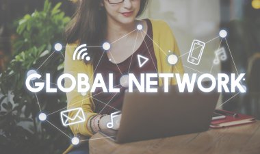 Bilgisayarla çalışan genç bir kadın.