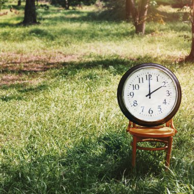 Açık havada, sandalyeye saat