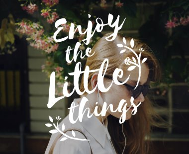 Müzik dinleyen kadın