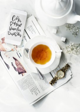 çay ve masa üstünde hareket eden