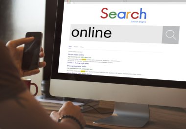 bilgisayar ile stüdyoda yer çalışma 