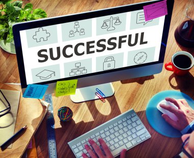 Bilgisayar kullanan adam 