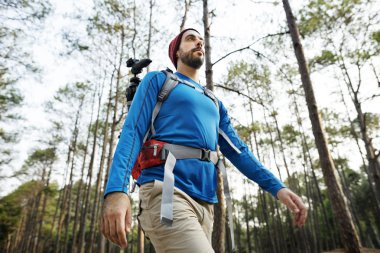 adam tek başına trekking 