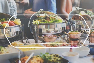 Masa çeşitli lezzetli yiyecek dolu 