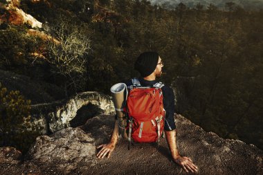 adam seyahat etmek sırt çantası ile