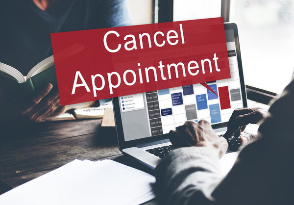 Человек в очках, работающий с компьютером
