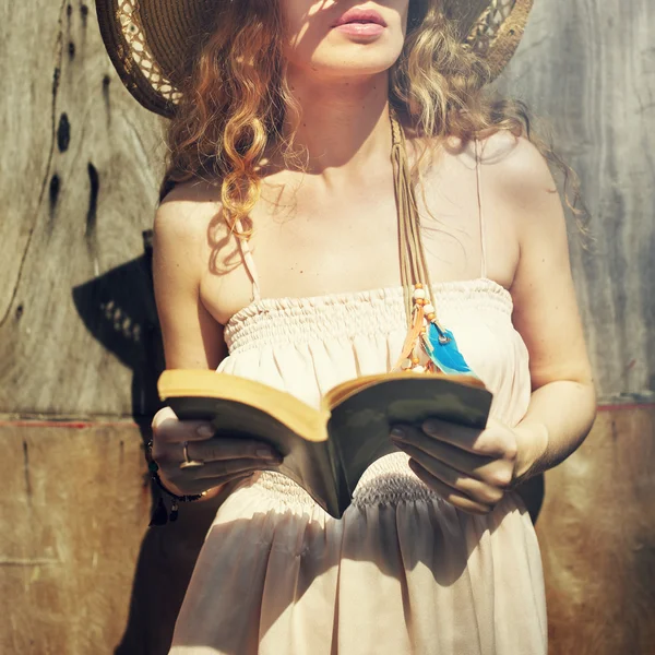 Красива жінка з книгою — стокове фото