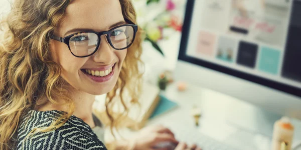 Femme travaillant dans un beau bureau — Photo