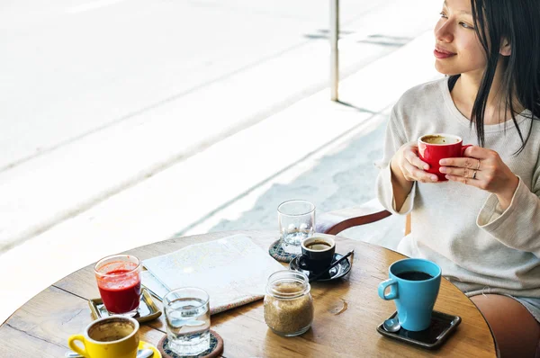 Mulher bonita bebendo café — Fotografia de Stock