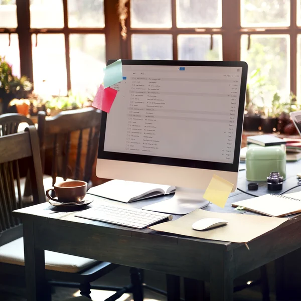 Computador no local de trabalho no escritório — Fotografia de Stock