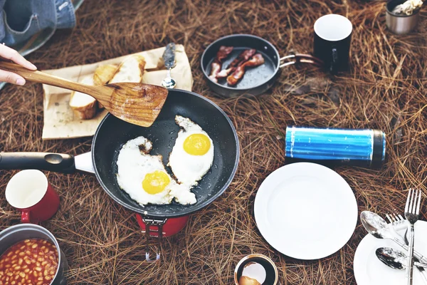 Pessoa que cozinha na floresta — Fotografia de Stock