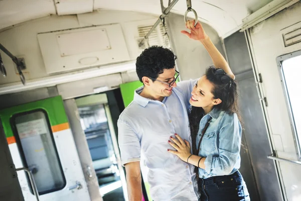 Encantadora pareja viajando en tren — Foto de Stock