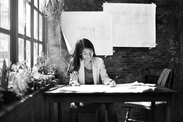 Biznes kobieta pracuje w urzędzie — Zdjęcie stockowe