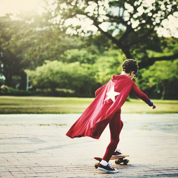 Superhero Kid passeio de skate — Fotografia de Stock