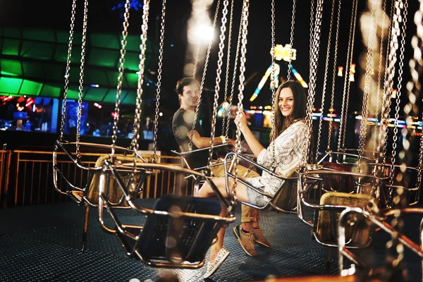 Personas montando en columpio en Parque de Atracciones — Foto de Stock