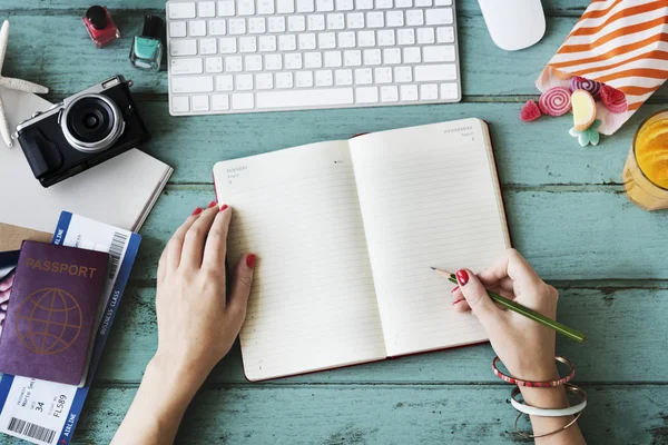 Vrouw die in dagboek schrijft — Stockfoto