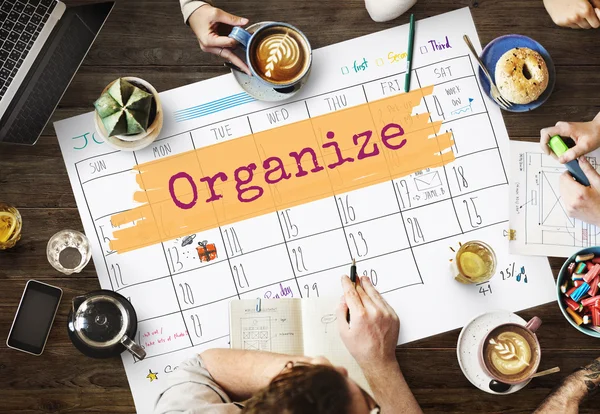 Tabel met poster met organiseren concept — Stockfoto