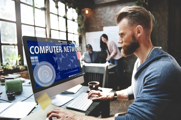 Homem no escritório trabalhando com computador — Fotografia de Stock