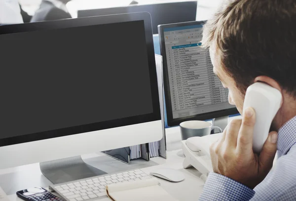 Homem de negócios trabalhando no computador com monitor em branco — Fotografia de Stock