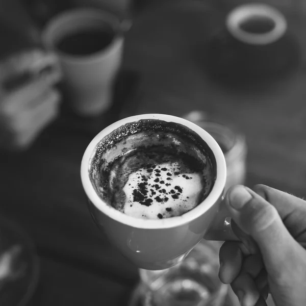 Люди, пьющие кофе — стоковое фото