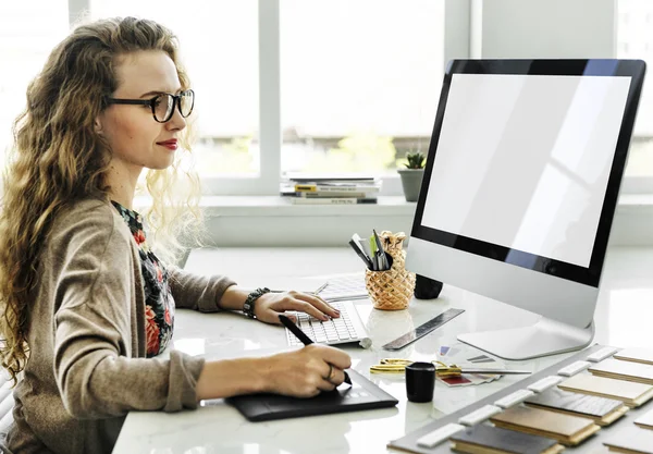 Vrouw die met de computer werkt en — Stockfoto