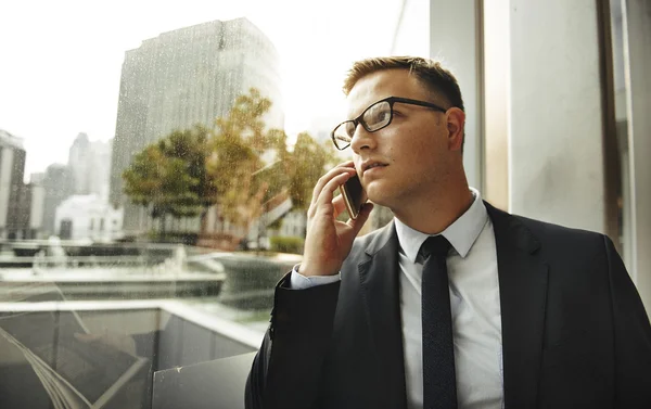 Jovem Businessman ocupado — Fotografia de Stock