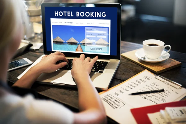 Woman in cafe working with laptopa — Stock Photo, Image