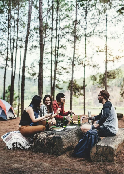 Sahabat yang sedang piknik — Stok Foto