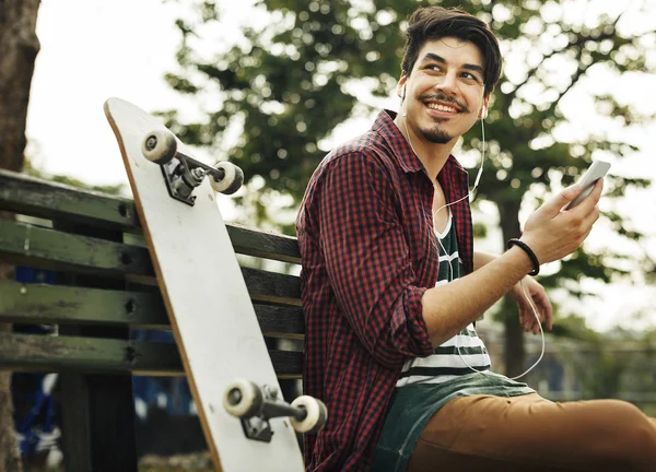 Skateboarder ascultă muzică în aer liber — Fotografie, imagine de stoc