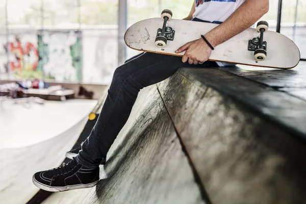 Hipster boy holding Skateboard — Stockfoto