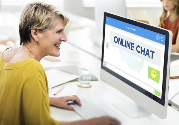 Computador com Chat Online no monitor — Fotografia de Stock