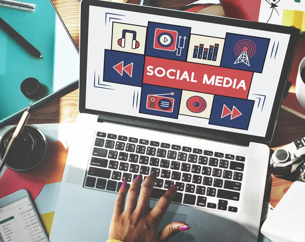 Dizüstü bilgisayarda yazan kadın klavyesi