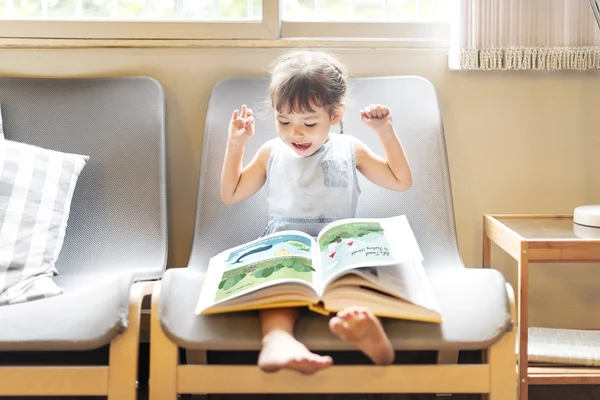 Bambina che legge un libro. — Foto Stock