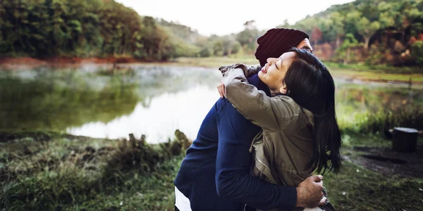 情侣拥抱森林湖附近 — 图库照片
