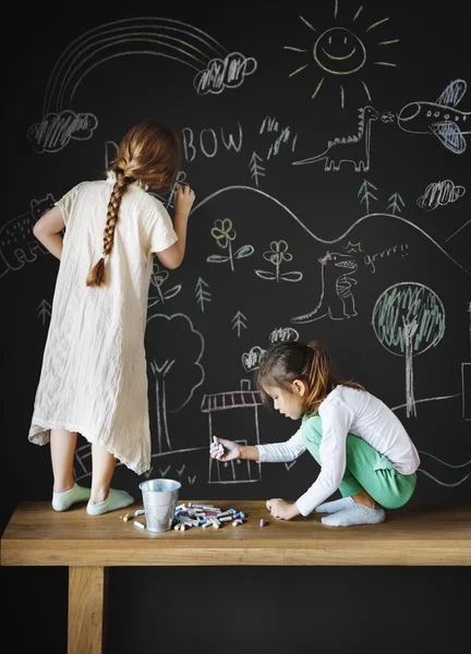 Kinder malen auf Tafel — Stockfoto