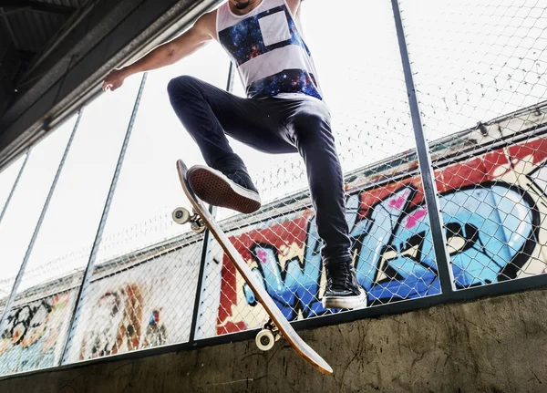 Hipster Hombre paseo en monopatín —  Fotos de Stock