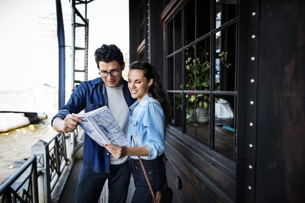 Casal viajando e olhando para o mapa — Fotografia de Stock