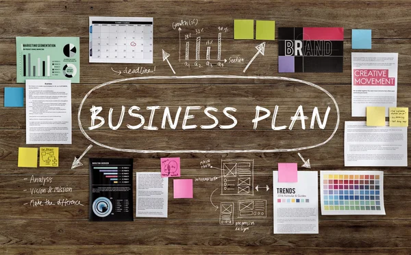 Бизнес-план на столе — стоковое фото